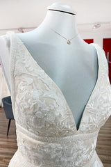 Wedding Dresses 2024 Trend New, Elegant Long Princess V-neck Tulle Backless Wedding Dress with Lace