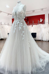 Weddings Dresses Vintage, Long Princess Tulle V Neck Sequins Lace Appliques Wedding Dress